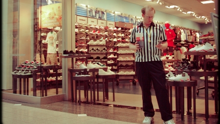 Hockey dad gets banned from Foot Locker for abuse of officials
